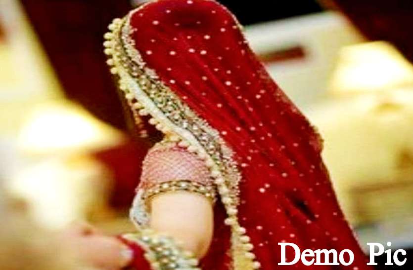 Marriage for panchayat election महिला सीट के लिये खरमास में करा दी बेटे की शादी, घूंघट की आड़ में वोट मांग रही दुल्हन