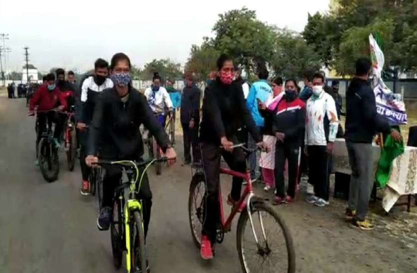 Fit india campaign साइक्लोत्थान के तहत खिलाड़ियों ने चलाई साइकिल