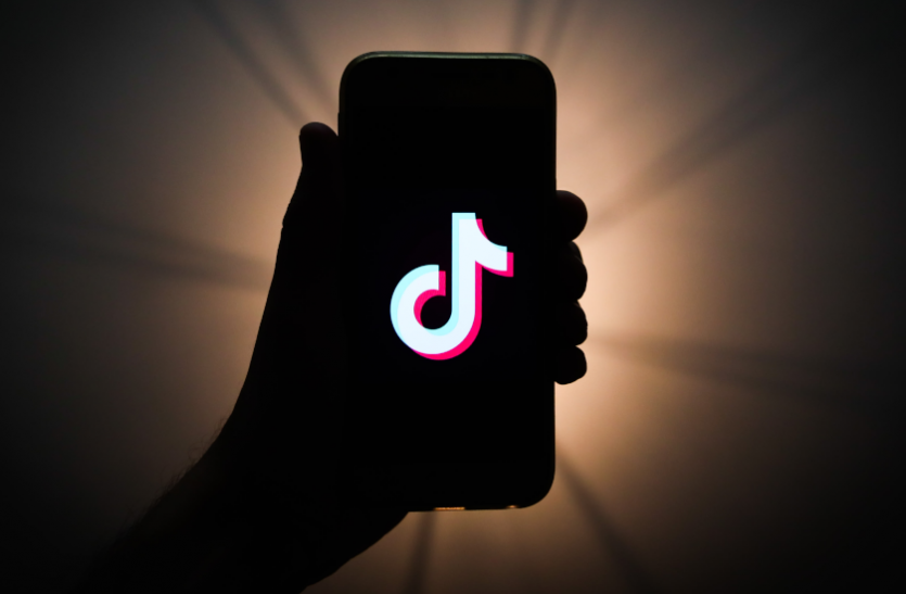 TikTok भारत में बैन होने के बावजूद TIKTok का जलवा, फेसबुक, व्हाट्सएप जैसी एप्स को पछाड़ बनी नंबर 1
