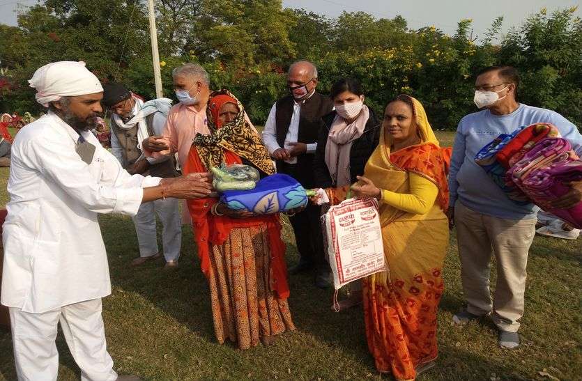 400 लोगों को बांटे कंबल और खाद्य सामग्री 400 लोगों को बांटे कंबल और खाद्य सामग्री