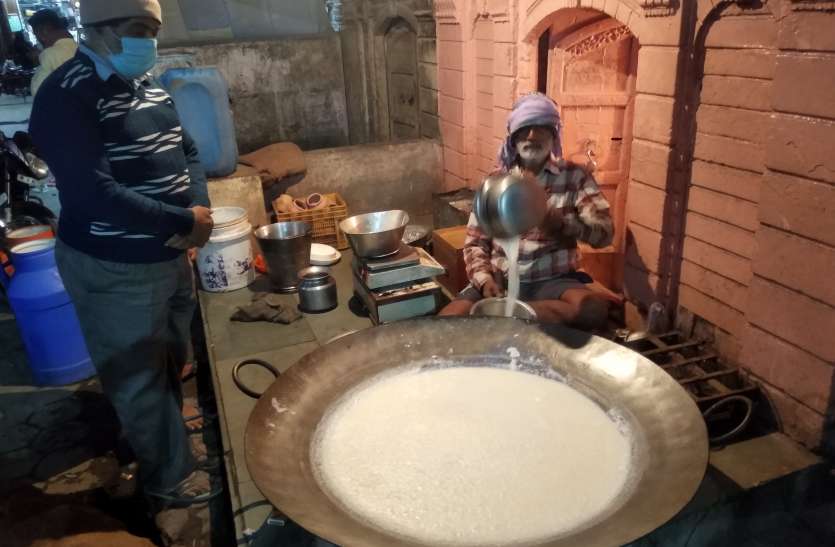 रसोई में बदले खाने-पीने के मैन्यू, पहनावें में हो रहा बदलाव रसोई में बदले खाने-पीने के मैन्यू, पहनावें में हो रहा बदलाव