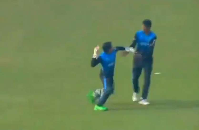 Mushfiqur rahim trying to slap nasum Mushfiqur Rahim ने मैदान पर ही खोया आपा, कैच लपकने के दौरान साथी खिलाड़ी को तमाचा जड़ने की कोशिश