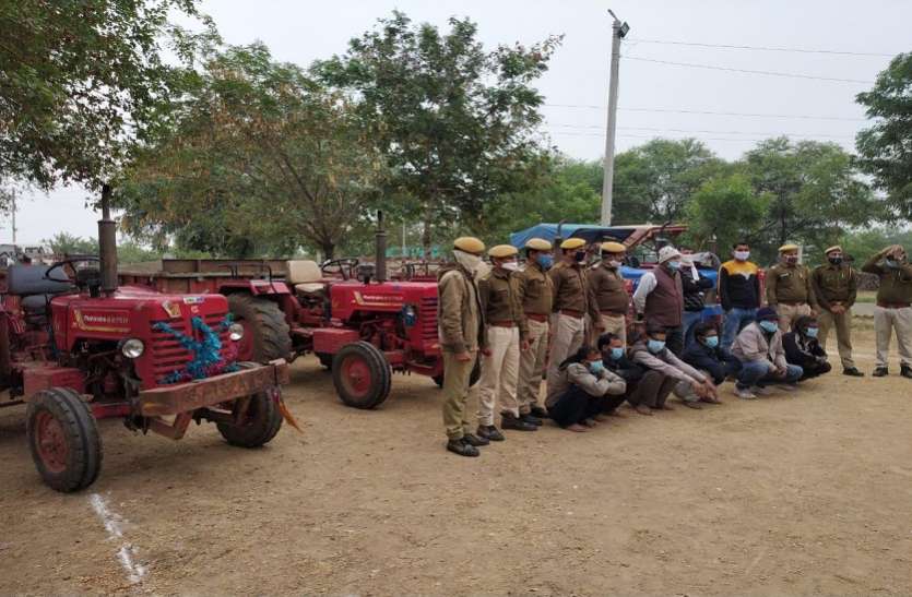 परवन नदी में बजरी के अवैध करते पांच ट्रैक्टर समेत 6 गिरफ्तार परवन नदी में बजरी के अवैध करते पांच ट्रैक्टर समेत 6 गिरफ्तार