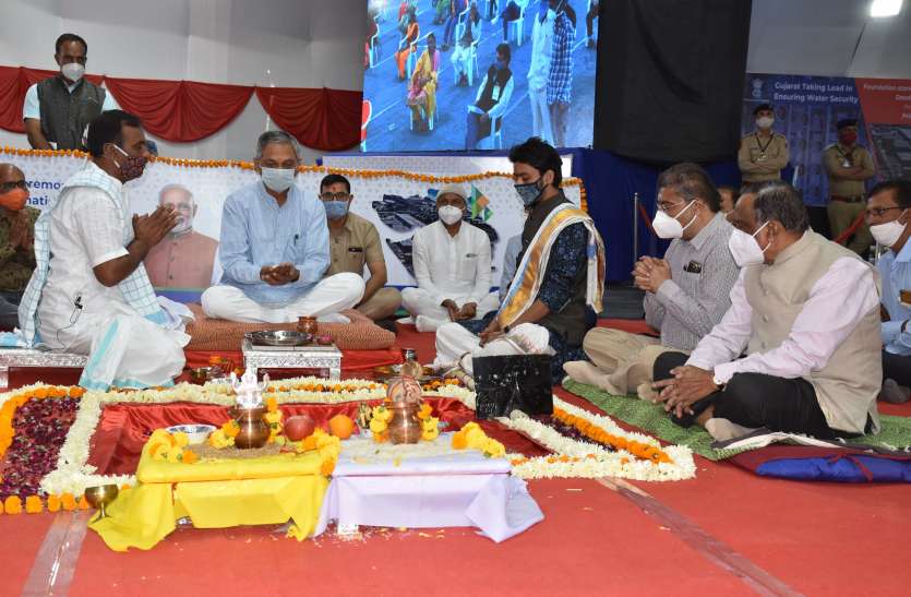 300 गांवों के 8 लाख लोगों को 10 करोड़ लीटर जलापूर्ति 300 गांवों के 8 लाख लोगों को 10 करोड़ लीटर जलापूर्ति