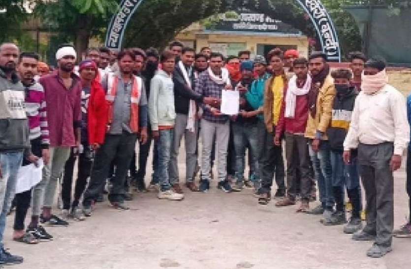 कम मजदूरी देने व अधिक काम लेने का आरोप कम मजदूरी देने व अधिक काम लेने का आरोप