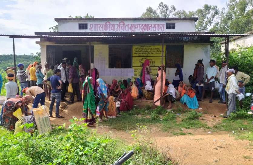 Beneficiaries taking food grains will have to provide proof of surviva खाद्यान्न लेने वाले हितग्राहियों को देना होगा जीवित होने का प्रमाण, आधार कार्ड के साथ थम्ब मशीन में लगेंगे निशान