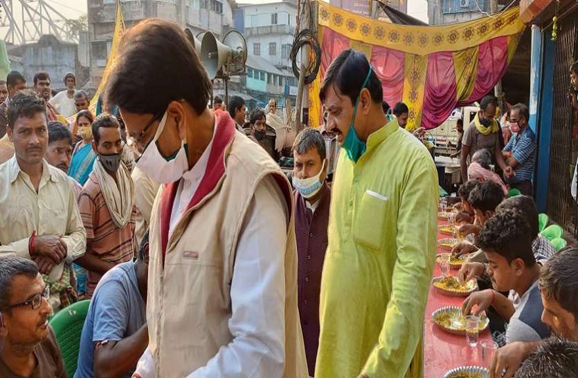 WEST BENGAL---पटेल की पुण्यतिथि पर बांटा खिचड़ी महाप्रसाद WEST BENGAL---पटेल की पुण्यतिथि पर बांटा खिचड़ी महाप्रसाद