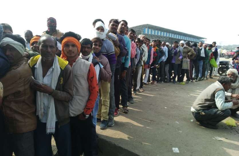 यूरिया खाद बंटने में दो-दो दिन लगने पर गुस्साए किसान यूरिया खाद बंटने में दो-दो दिन लगने पर गुस्साए किसान