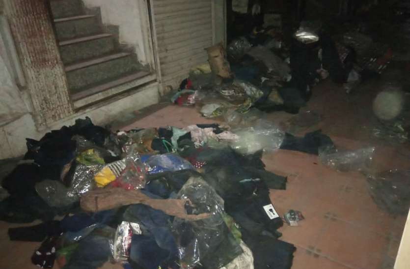 रेडीमेड कपड़े की दुकान में लगी आग, लाखों का नुकसान रेडीमेड कपड़े की दुकान में लगी आग, लाखों का नुकसान