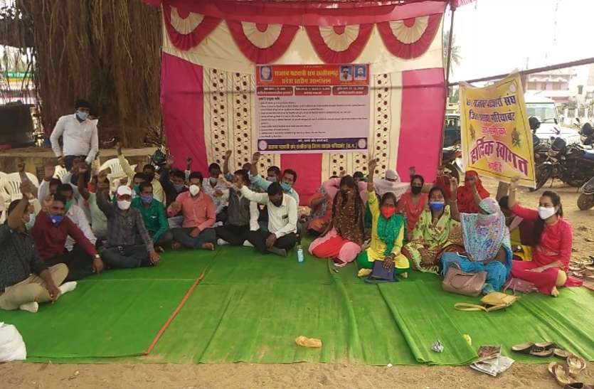 9 सूत्रीय मांग को लेकर पटवारी अनिश्चितकालीन धरने पर 9 सूत्रीय मांग को लेकर पटवारी अनिश्चितकालीन धरने पर