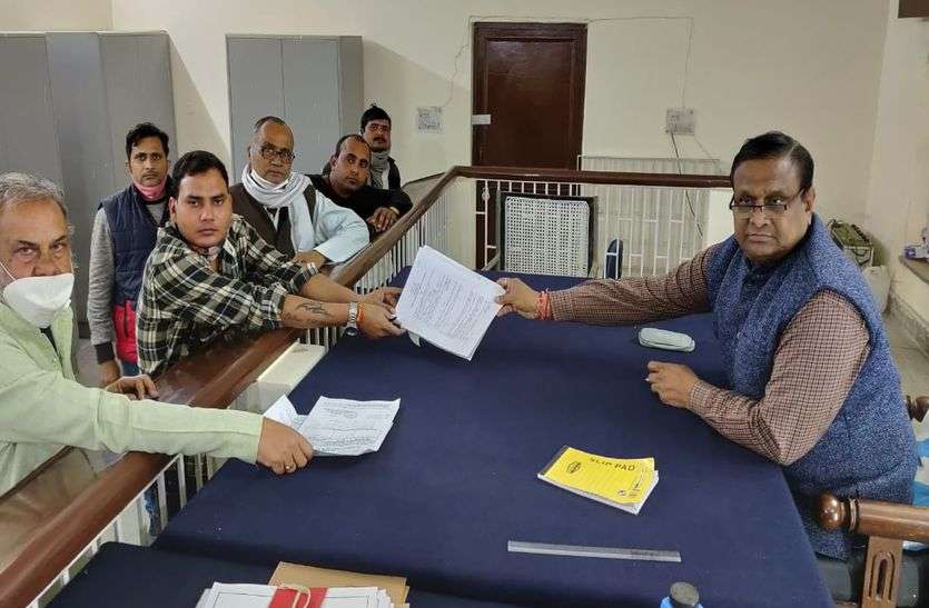 Rajkheda candidate for the post of president, due to fear of internal commotion in parties राजाखेड़ा अध्यक्ष पद के लिए उतारे उम्मीदवार, पार्टियों में भीतरघात की आशंका के चलते बाड़ाबंदी