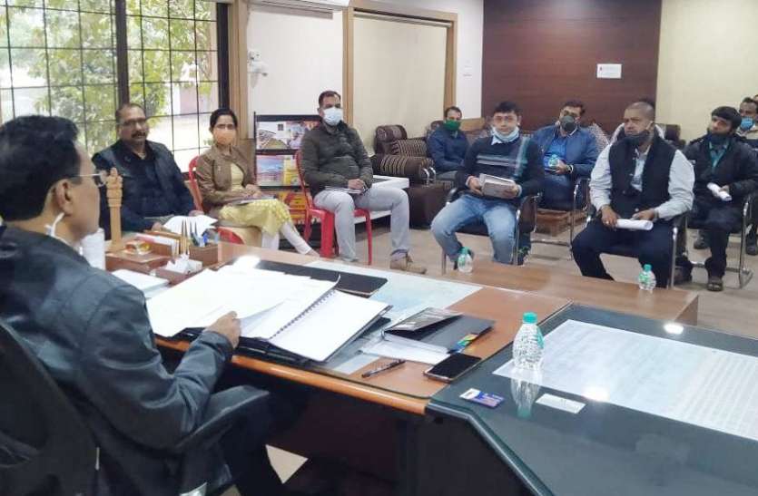 Singrauli SP holds meeting with bank officials to protect customers बैंकों व एटीएम में ग्राहकों से ठगी का खतरा बढ़ा, आप भी रहिए सतर्क