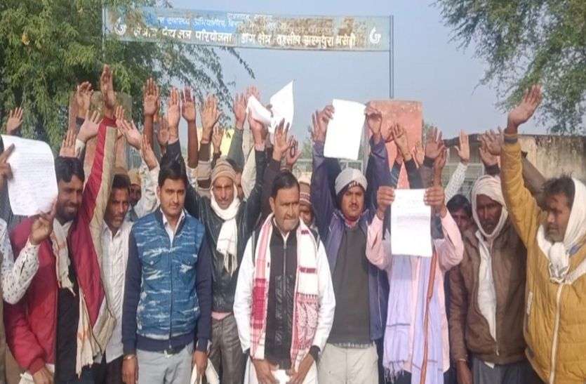 Water supply to 82 villages stalled due to strike by employees, no increase in work even for years कर्मचारियों की हड़ताल से 82 गांवों की जलापूर्ति ठप, बरसों से काम करने पर भी नहीं हुई वेतनवृद्धि