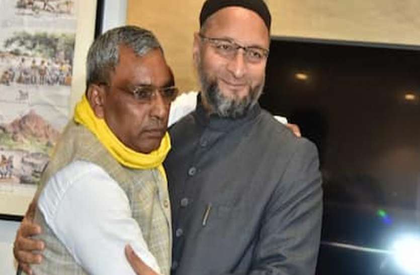 असदुद्दीन ओवैसी ने यूपी में रखा कदम, विधानसभा चुनाव से पहले तीसरे मोर्चे की सुगबुगाहट तेज असदुद्दीन ओवैसी ने यूपी में रखा कदम, विधानसभा चुनाव से पहले तीसरे मोर्चे की सुगबुगाहट तेज
