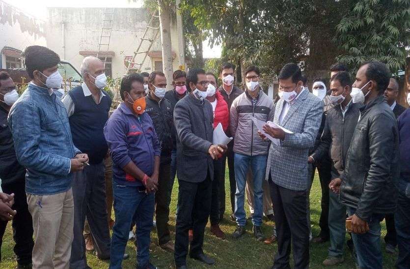 पालिका कर्मचारी संघ के अध्यक्ष की धमकी : पार्षद बदसलूकी करना बंद करें,अन्यथा लात घूंसों से मारेंगे... पालिका कर्मचारी संघ के अध्यक्ष की धमकी : पार्षद बदसलूकी करना बंद करें,अन्यथा लात घूंसों से मारेंगे...