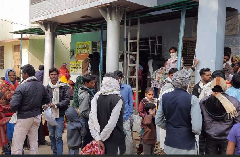 आधार बनाने के लिए नहीं पर्याप्त संसाधन, बढ़ रही पेंडेंसी आधार बनाने के लिए नहीं पर्याप्त संसाधन, बढ़ रही पेंडेंसी