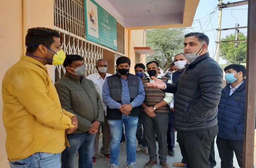 शिकायत रजिस्टर में गड़बड़ी, तो कहीं जमीन पर बैठे मिले बच्चे शिकायत रजिस्टर में गड़बड़ी, तो कहीं जमीन पर बैठे मिले बच्चे
