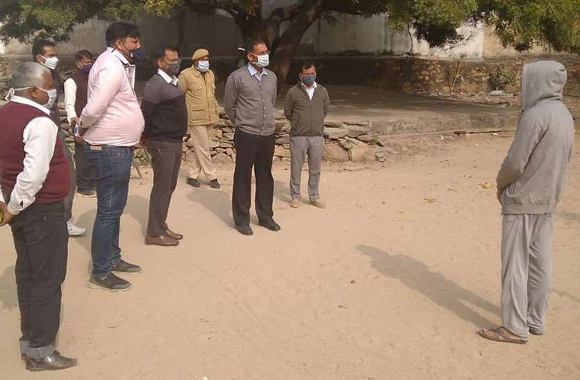 कलक्टर ने कोरोना संक्रमितों के घर जाकर उपचार की ली जानकारी कलक्टर ने कोरोना संक्रमितों के घर जाकर उपचार की ली जानकारी