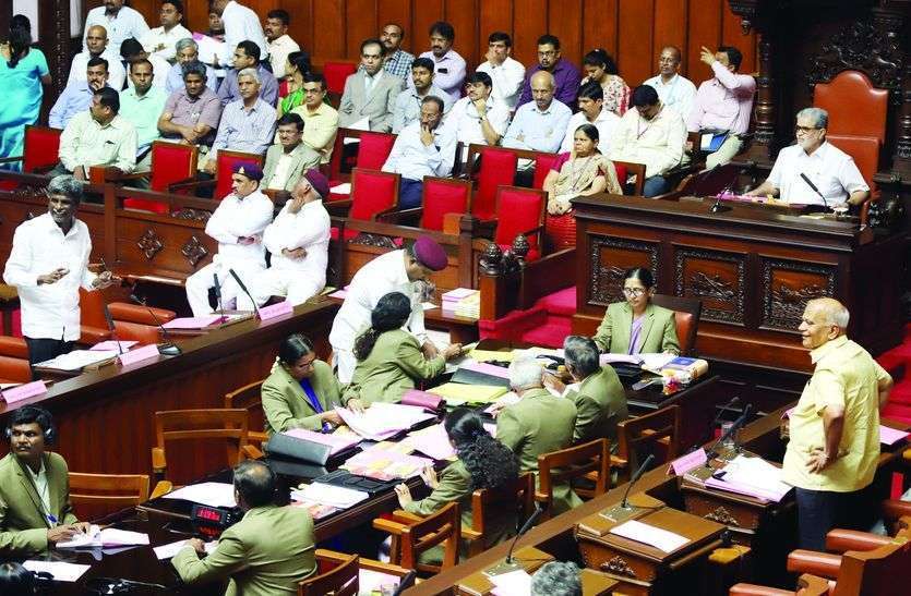 विधान परिषद में कांग्रेस तथा भाजपा के सदस्यों के बीच हाथापाई विधान परिषद में कांग्रेस तथा भाजपा के सदस्यों के बीच हाथापाई