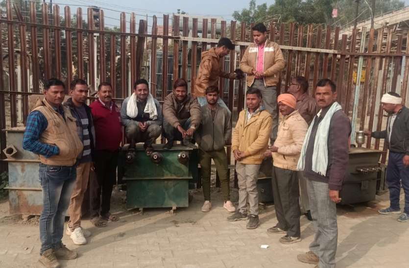 छटीकरा बिजली घर पर हड़ताल पर सविदाकर्मी लाइन मैन - फ़ोटो - पत्रिका न्यूज़ नेटवर्क विधुत विभाग की एमडी के रवैये से नाराज संविदाकर्मी लाइन मैन हड़ताल पर. अधिकारियों पर लगाये गंभीर आरोप
