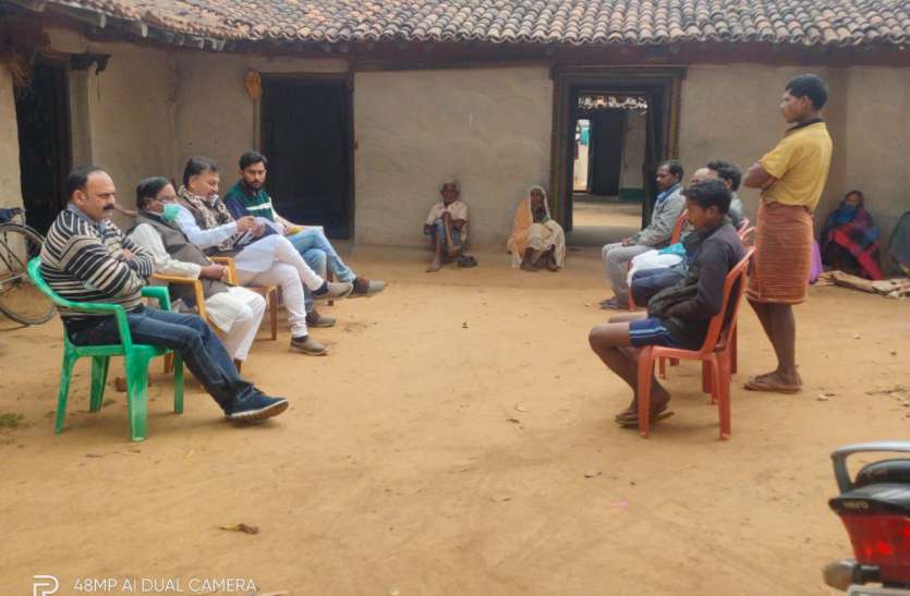 मृत किसान के परिजनों से मिले भाजपाई, कहा- कांग्रेस सरकार की घोर लापरवाही के कारण की आत्महत्या मृत किसान के परिजनों से मिले भाजपाई, कहा- कांग्रेस सरकार की घोर लापरवाही के कारण की आत्महत्या