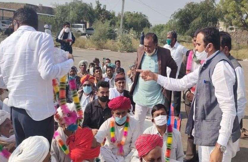 पानी की मांग को लेकर किसानों का धरना जारी, 6 जने भूख हड़ताल पर पानी की मांग को लेकर किसानों का धरना जारी, 6 जने भूख हड़ताल पर