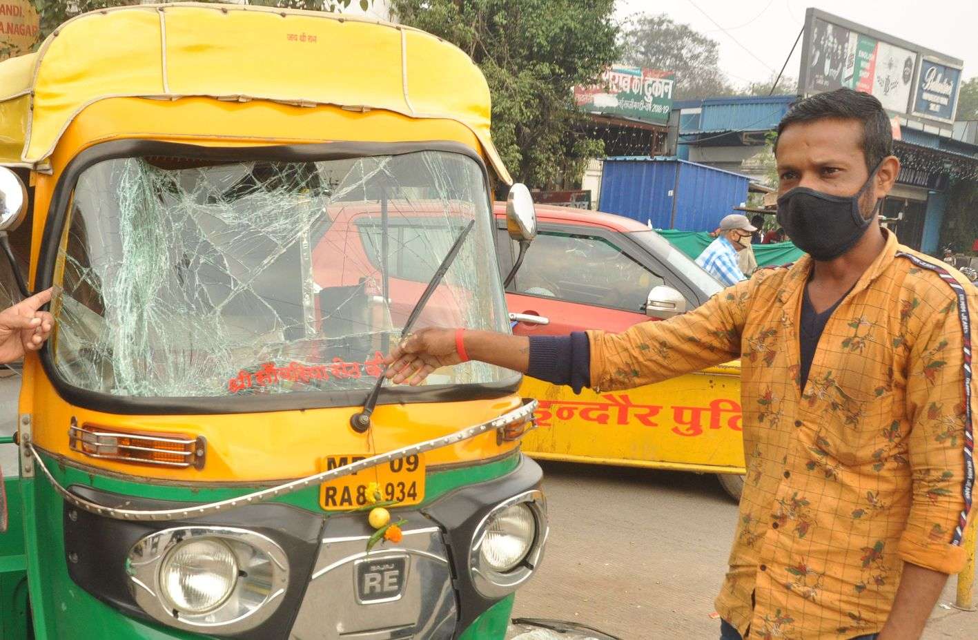 लड़की ने कार से स्टैंड पर खड़े 4 ऑटो को मारी टक्कर, 5 घायल
