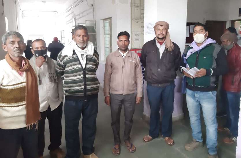 Farmers of Karhiyakala village reached collectorate with problem धान खरीदी में गलत मैपिंग, गांव से 40 किलोमीटर दूर हुआ केंद्र