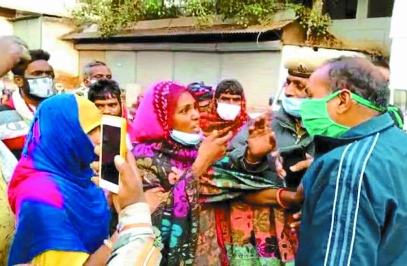 हेड कांस्टेबल की पकड़ी गिरेबान, पीडि़त पक्ष से रुपए मांगने का आरोप हेड कांस्टेबल की पकड़ी गिरेबान, पीडि़त पक्ष से रुपए मांगने का आरोप