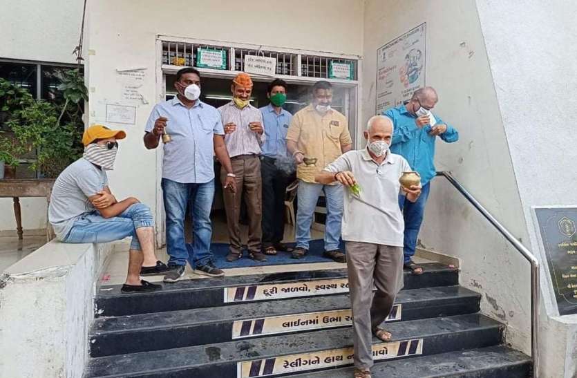 भरुच : पालिका कार्यालय के शुद्धिकरण के लिए धूप-बत्ती से कौतूहल भरुच : पालिका कार्यालय के शुद्धिकरण के लिए धूप-बत्ती से कौतूहल