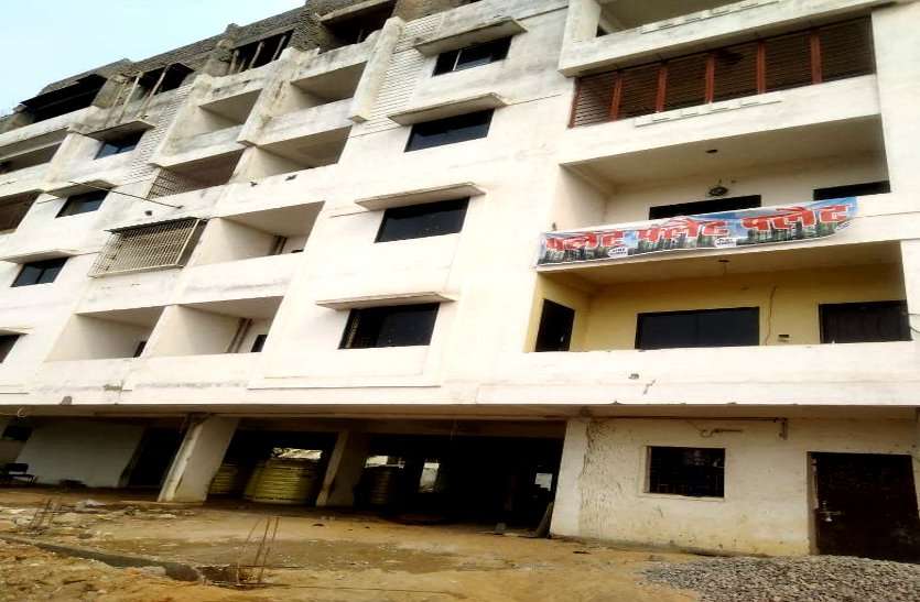 गांव से पहली बार शहर घूमने आया 15 वर्षीय किशोर निर्माणाधीन फ्लैट की पांचवी मंजिल से गिरा, घटना स्थल पर ही मौत गांव से पहली बार शहर घूमने आया 15 वर्षीय किशोर निर्माणाधीन फ्लैट की पांचवी मंजिल से गिरा, घटना स्थल पर ही मौत