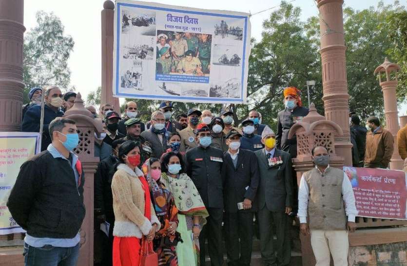 शहीद स्मारक पर पूर्व सैनिकों की ओर से श्रद्धांजलि शहीद स्मारक पर पूर्व सैनिकों की ओर से श्रद्धांजलि