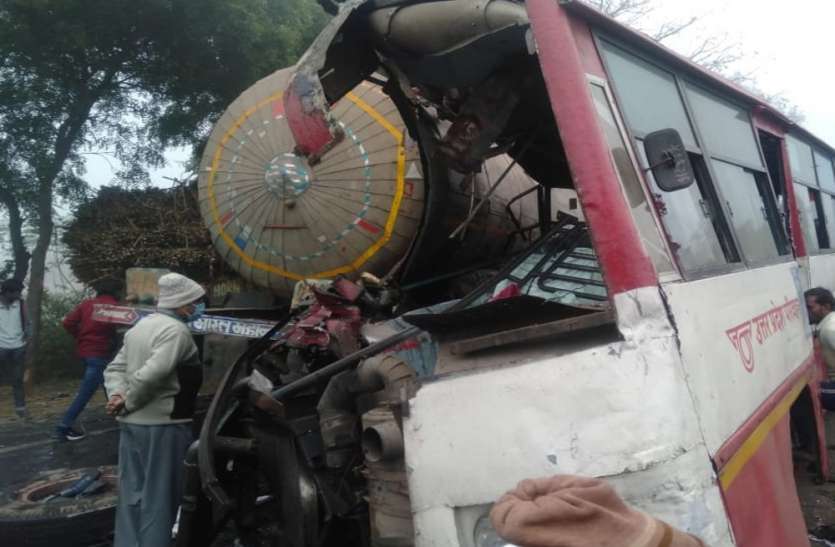 संभल में बड़ा सड़क हादसा, रोडवेज बस और गैस टैंकर ट्रक में भिड़ंत में सात की मौत संभल में बड़ा सड़क हादसा, रोडवेज बस और गैस टैंकर ट्रक में भिड़ंत में सात की मौत