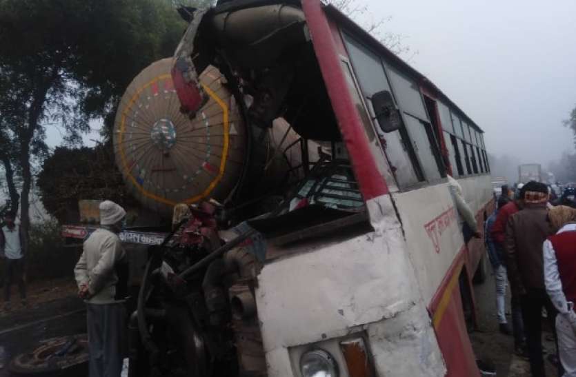 sambhal_accident_1.jpg Sambhal: दिन निकलते ही बस और गैस टैंकर में भीषण टक्कर, आठ की मौत, 25 यात्री घायल