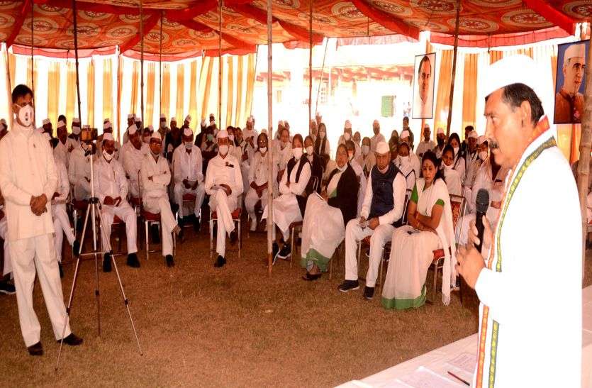 सेवादल के राष्ट्रीय अध्यक्ष लालजी देसाई बोले : आरएसएस की कॉपी हमारा मकसद नहीं,हम खुद सक्षम सेवादल के राष्ट्रीय अध्यक्ष लालजी देसाई बोले : आरएसएस की कॉपी हमारा मकसद नहीं,हम खुद सक्षम