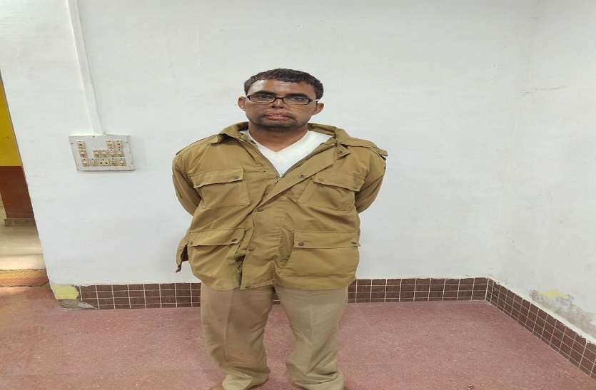 8 हजार रुपए में सेवर जेल में पहुंचाया मोबाइल, पकड़ा गया पुलिसकर्मी 8 हजार रुपए में सेवर जेल में पहुंचाया मोबाइल, पकड़ा गया पुलिसकर्मी