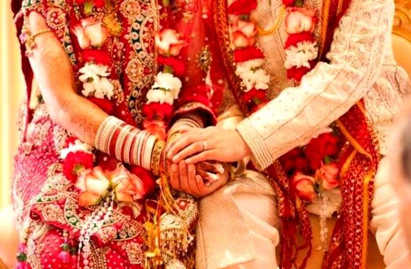 सोशल प्राइड: ससुर ने बेटे के मरने का गम भुलाकर विधवा बहू की रचाई दूसरी शादी, बेटी बनाकर किया विदा सोशल प्राइड: ससुर ने बेटे के मरने का गम भुलाकर विधवा बहू की रचाई दूसरी शादी, बेटी बनाकर किया विदा