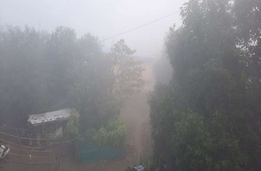 बारिश के बाद कोहरे की चादर बारिश के बाद कोहरे की चादर