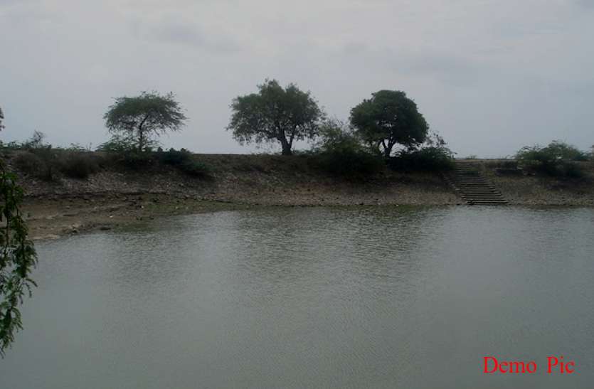 talaab.jpg कुशीनगर में तीन युवतियां पोखरे में डूबीं, दो की मौत