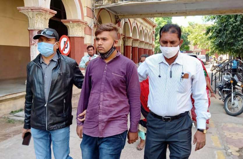 आत्मदाह के लिए कलक्टर कार्यालय पहुंचे युवक को पकड़ा आत्मदाह के लिए कलक्टर कार्यालय पहुंचे युवक को पकड़ा