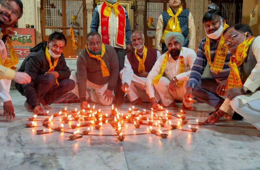 विजय दिवस के अवसर पर दीर्घ विष्णु मंदिर में जवानों को श्रद्धांजली अर्पित करते लोग - फ़ोटो - पत्रिका न्यूज़ नेटवर्क विजय दिवस के अवसर पर 108 दीप जलाकर शहीदों को दी श्रद्धांजली