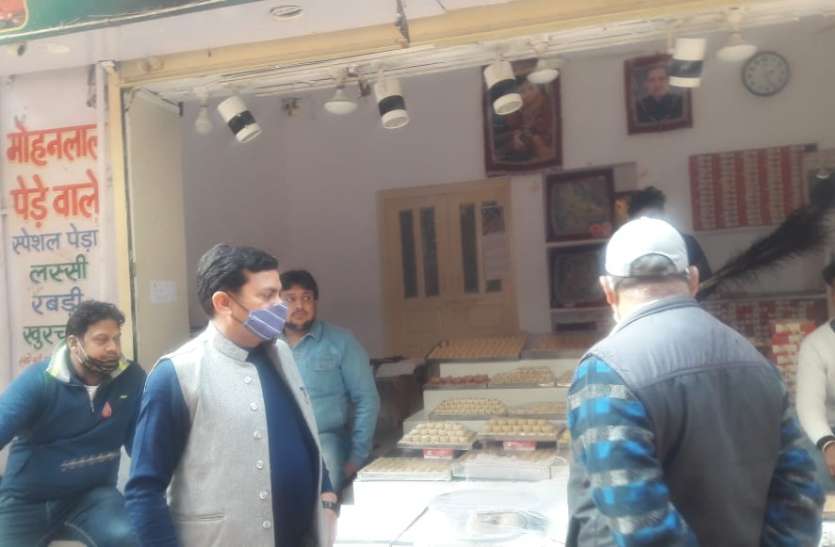 छापेमारी के दौरान दुकान से नमूने लेते खाद्य विभाग के अधिकारीगण - फ़ोटो - पत्रिका न्यूज़ नेटवर्क प्रसादम योजना के तहत खाद्य विभाग ने की छापेमारी,लिए नमूने