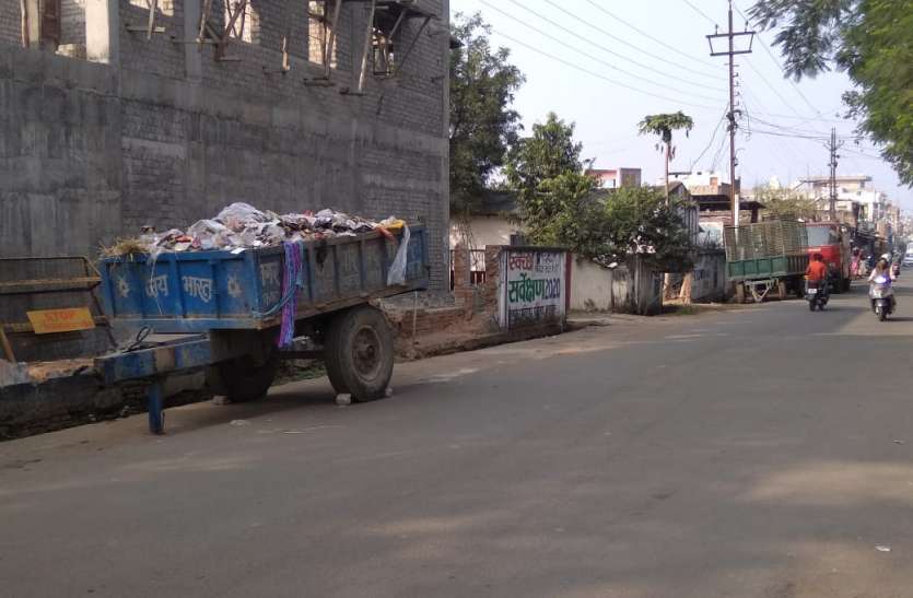 Cleaning the city on paper, dirt on the road, garbage collection of th कागजों में नगर की सफाई, सड़क पर गंदगी, तीन वाहनों के भरोसे नगर का कचरा संग्रहण