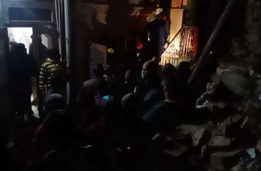 मकान में लगी आग, घरेलु सामान जला मकान में लगी आग, घरेलु सामान जला