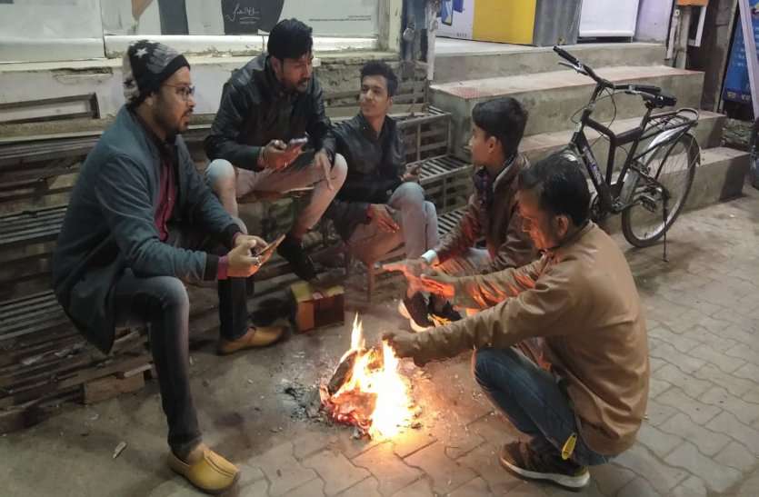 दिनभर छूटती रही सर्दी से धूजणी, रात को जल्द ही बंद हो गए बाजार दिनभर छूटती रही सर्दी से धूजणी, रात को जल्द ही बंद हो गए बाजार