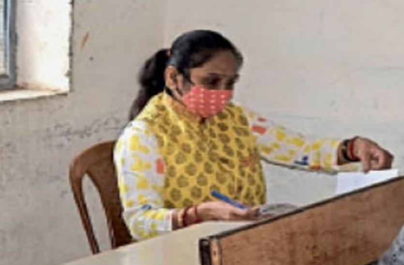 10वीं कक्षा का पेपर दे रही हैं विधायक रामबाई, गेट के बाहर ड्यूटी देते रहा गनमैन 10वीं कक्षा का पेपर दे रही हैं विधायक रामबाई, गेट के बाहर ड्यूटी देते रहा गनमैन