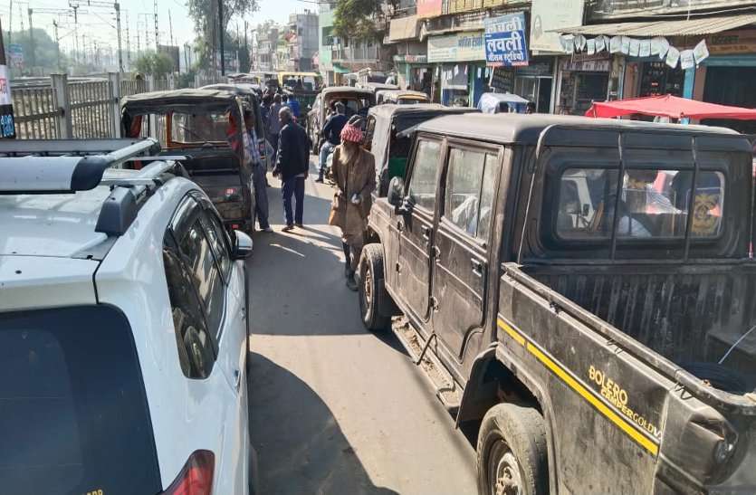 Auto drivers built temporary stand near super market सुपर मार्केट के पास ऑटो चालकों ने बनाया अस्थाई स्टैंड