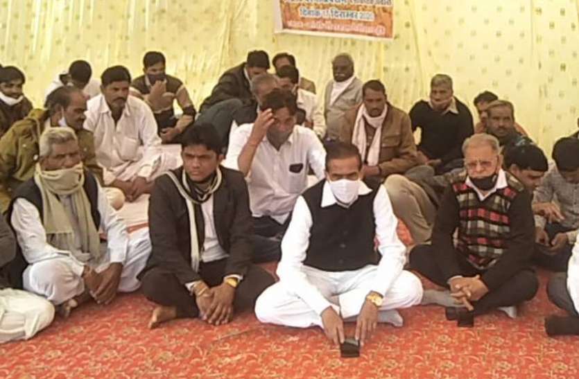छोटीसादड़ी. में किसानों ने सांकेतिक उपवास रखा, दिया धरना छोटीसादड़ी. में किसानों ने सांकेतिक उपवास रखा, दिया धरना