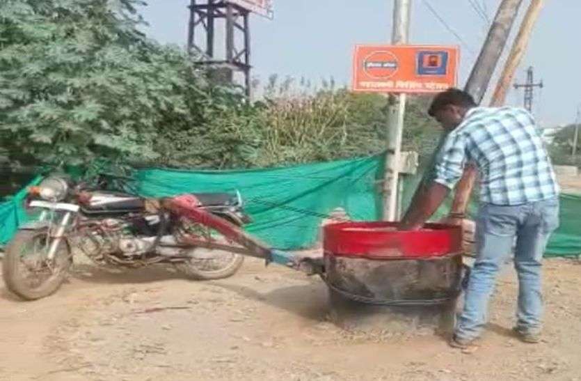 बाइक से चलती है तिल की सेली बनाने की घाणी बाइक से चलती है तिल की सेली बनाने की घाणी