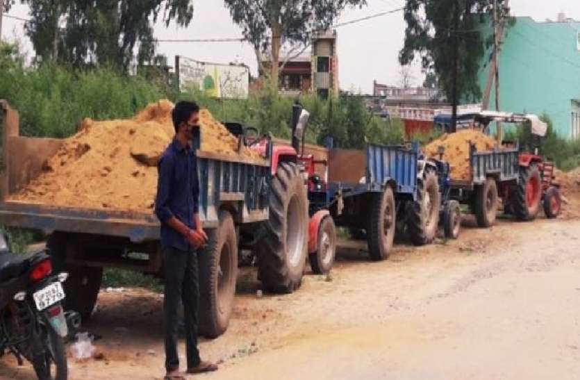 2_2.jpg चार ट्रैक्टर कर रहे थे अवैध खनन, पुलिस ने पकड़कर किया सीज